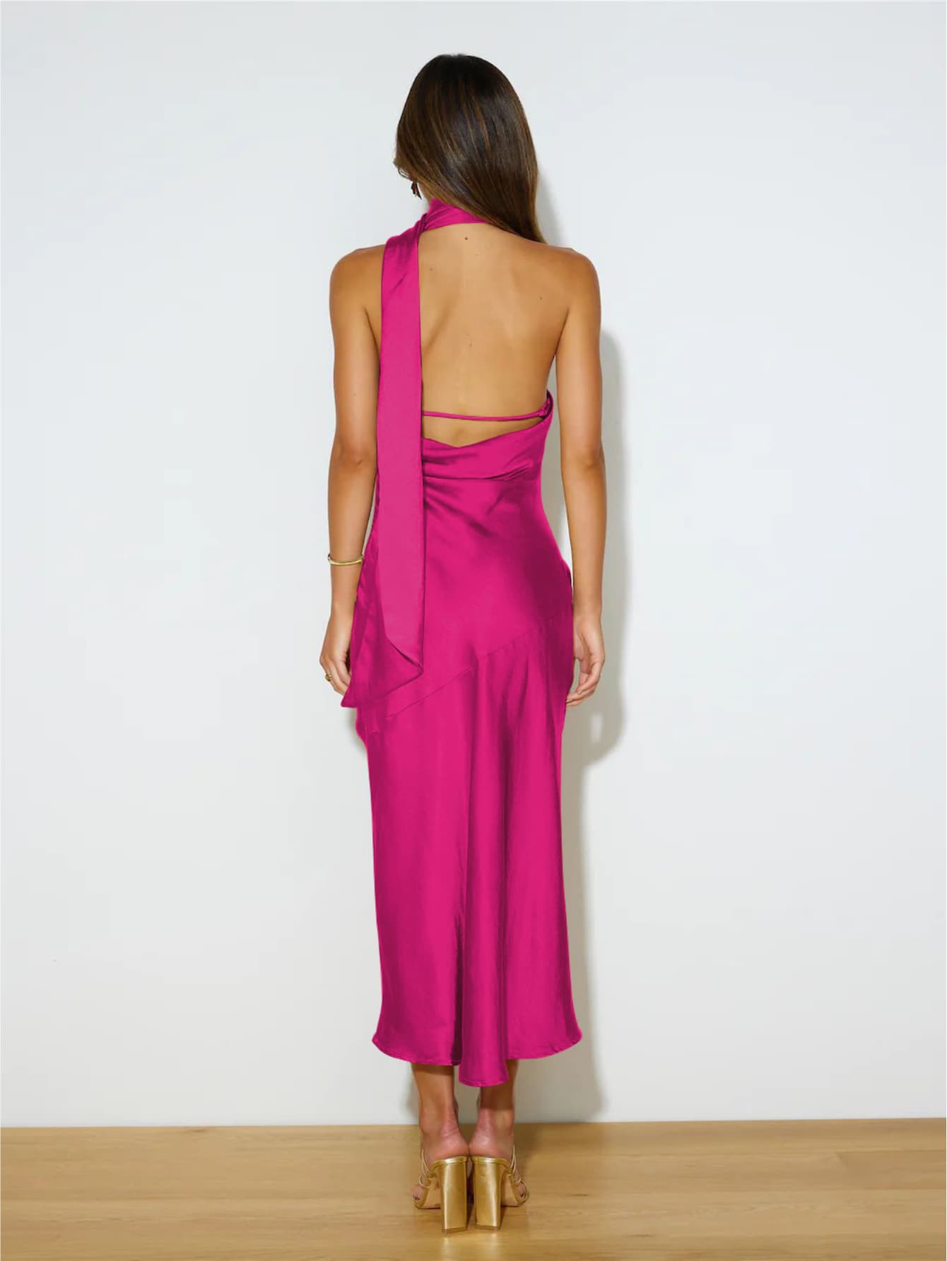 Robe dos nu satin élégante avec écharpe integrée