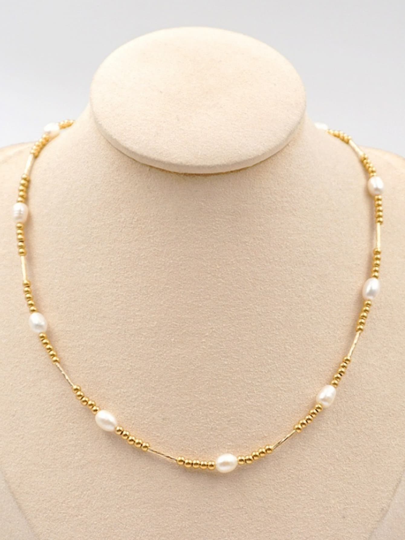 Collier doré avec perles d'eau douce