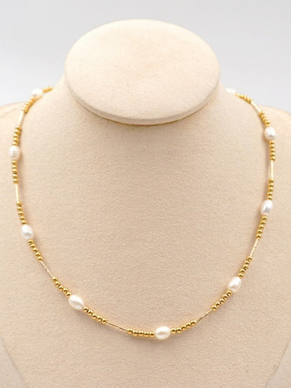 Collier doré avec perles d'eau douce