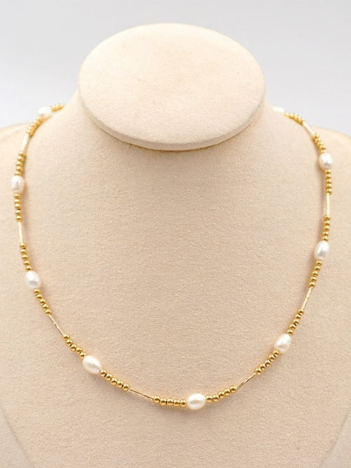 Collier doré avec perles d'eau douce