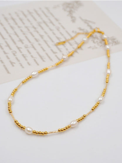 Collier doré avec perles d'eau douce