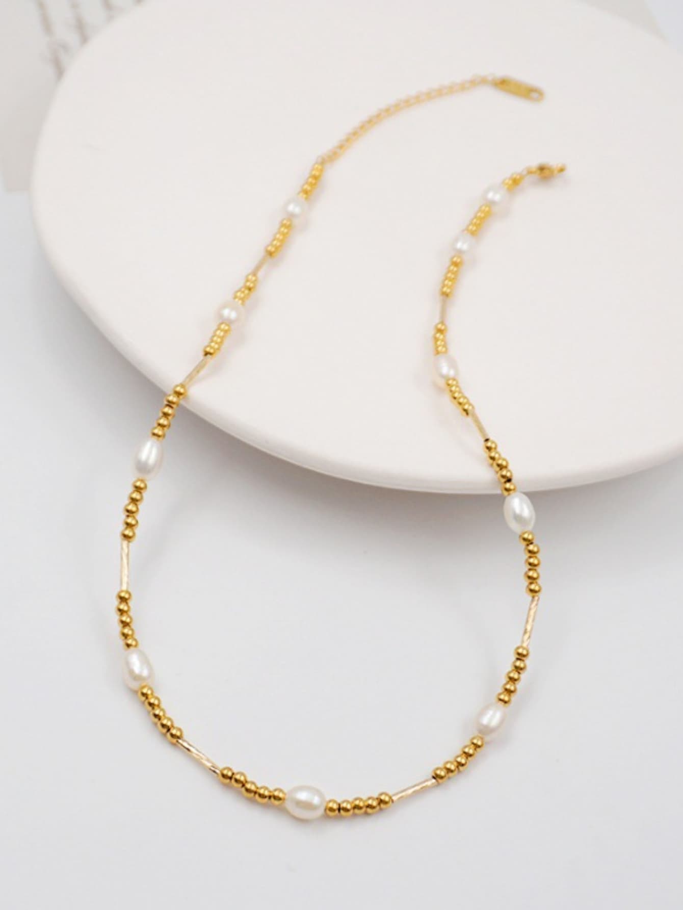 Collier doré avec perles d'eau douce