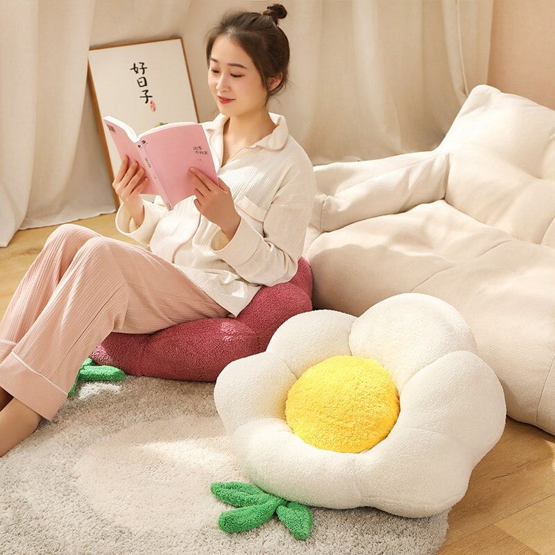 Coussin de sol futon fleuri pour la maison, idéal pour les petits espaces.