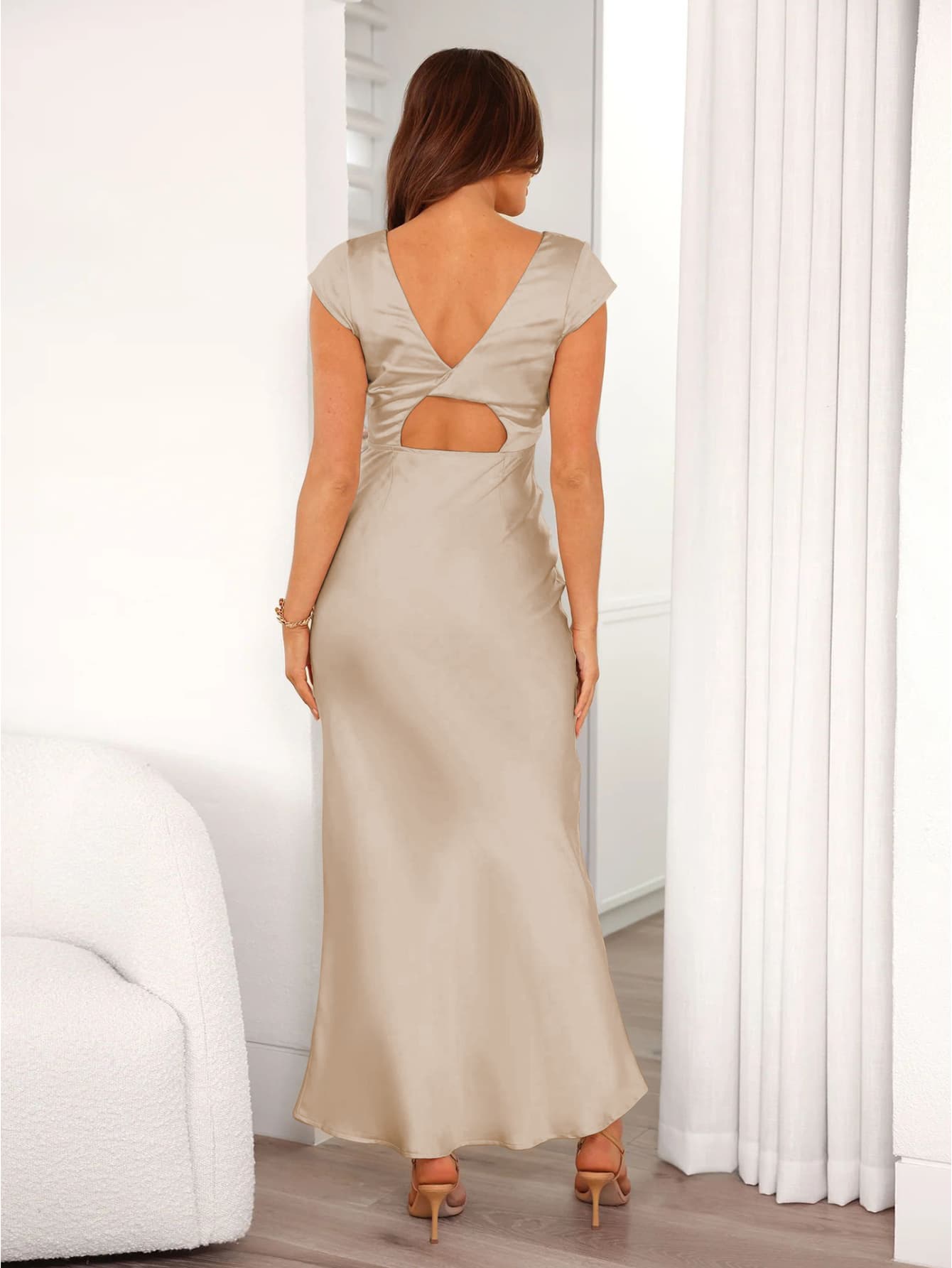 Robe longue col V satin
