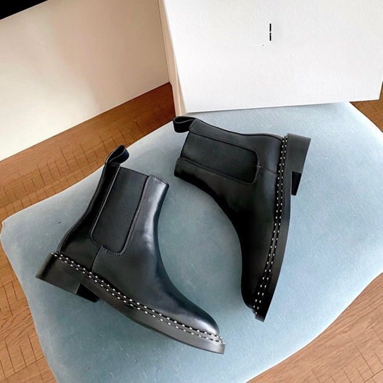 Bottines en cuir cloutées