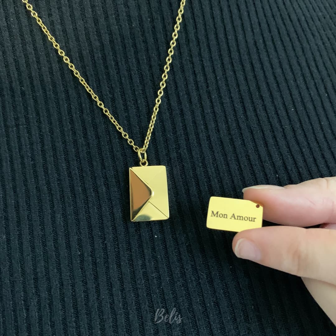 Collier avec pendentif enveloppe personnalisable